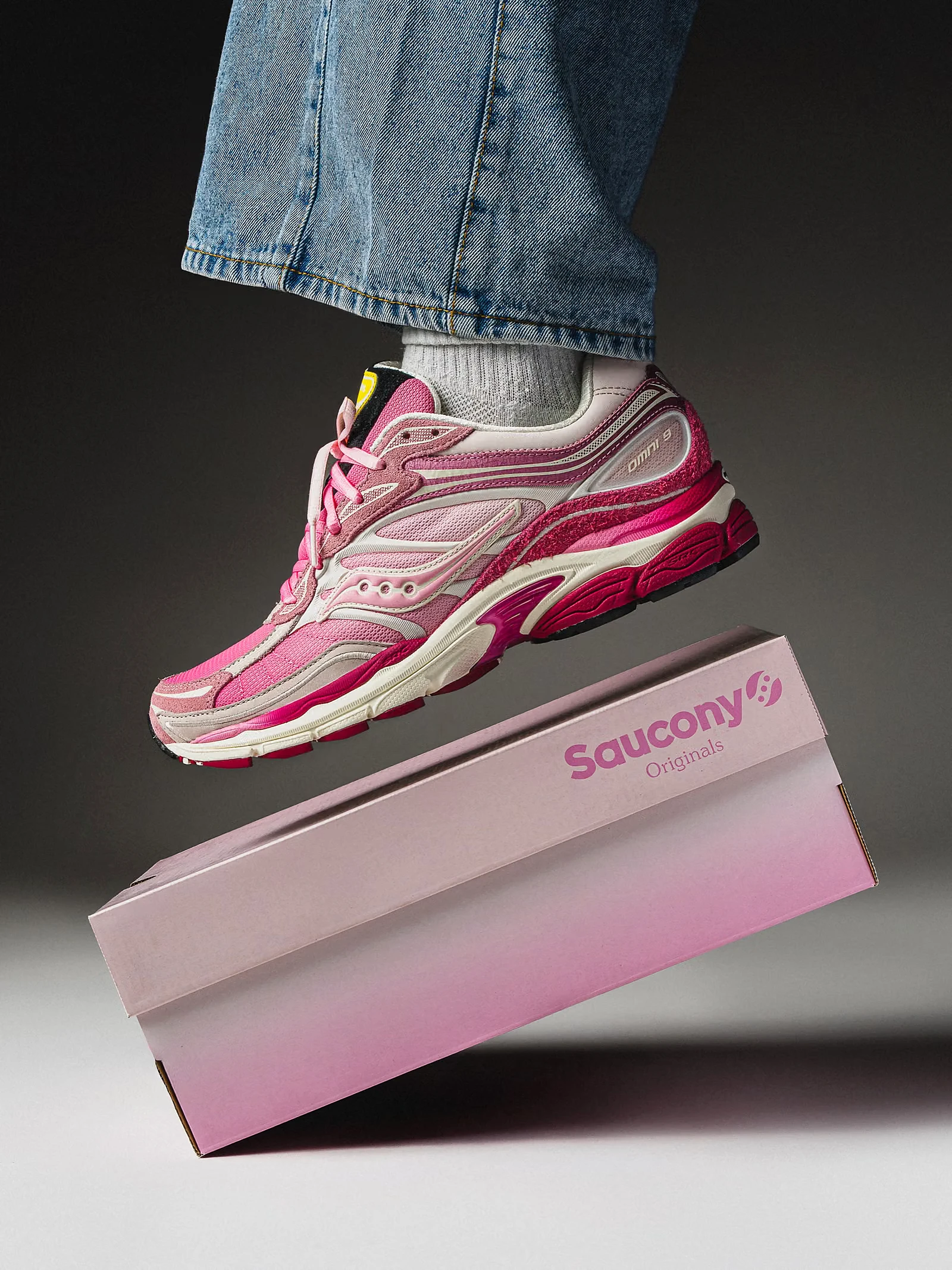 atmos x Saucony ProGrid Omni 9 Pink Flamingo - tre quarti indossata"