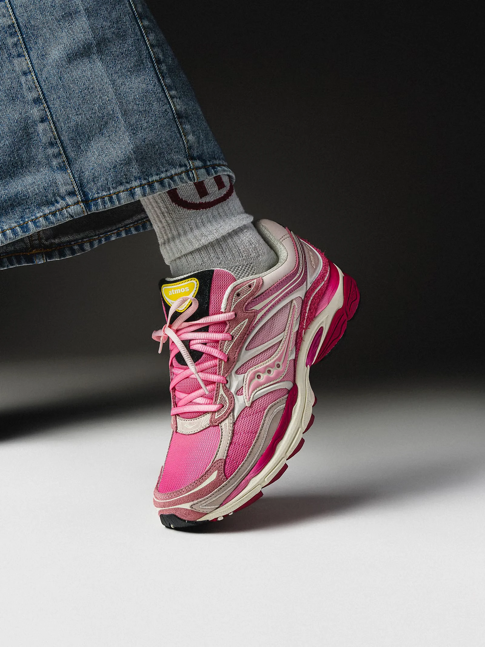 atmos x Saucony ProGrid Omni 9 Pink Flamingo - vista frontale indossata"