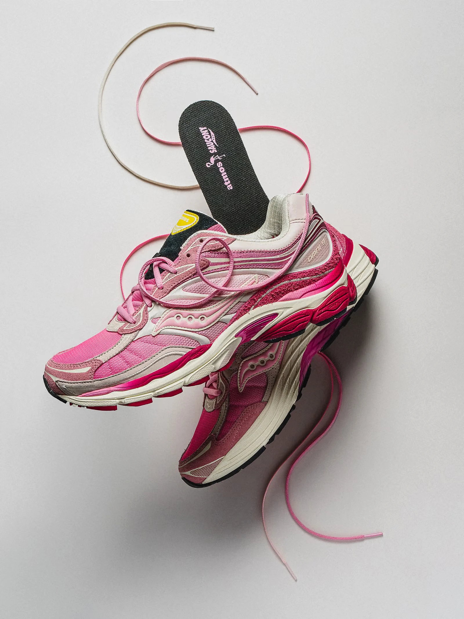 atmos x Saucony ProGrid Omni 9 Pink Flamingo - tre quarti con soletta"