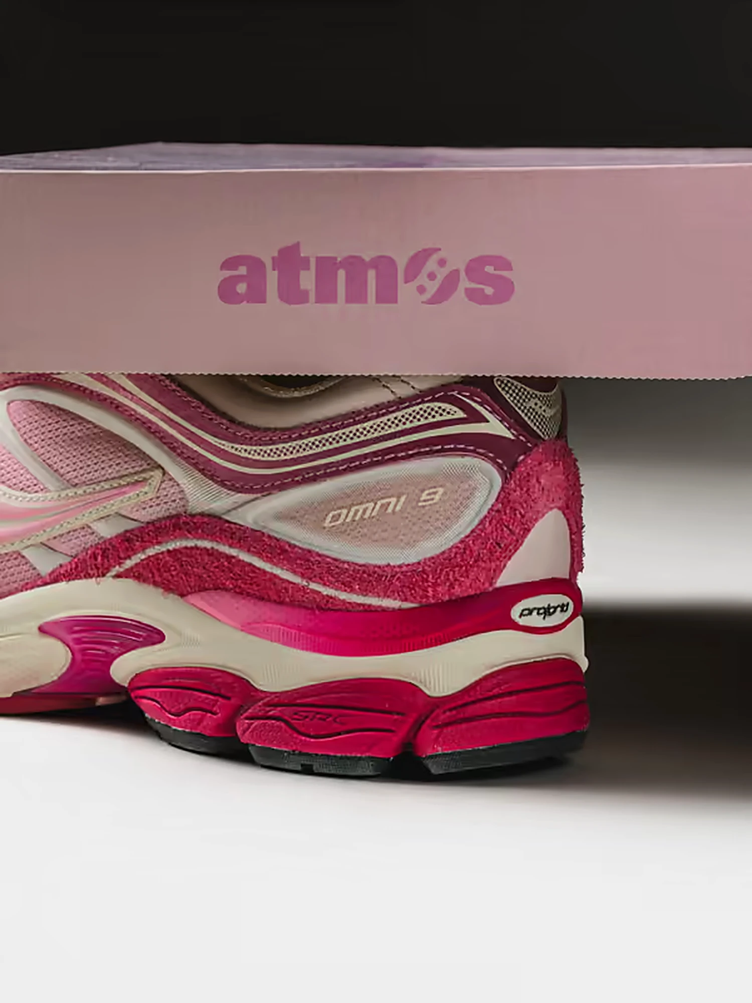 atmos x Saucony ProGrid Omni 9 Pink Flamingo - dettaglio tallone"