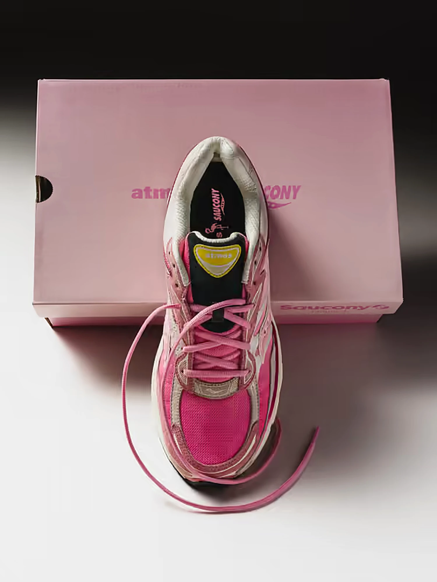 atmos x Saucony ProGrid Omni 9 Pink Flamingo - vista frontale su scatola"