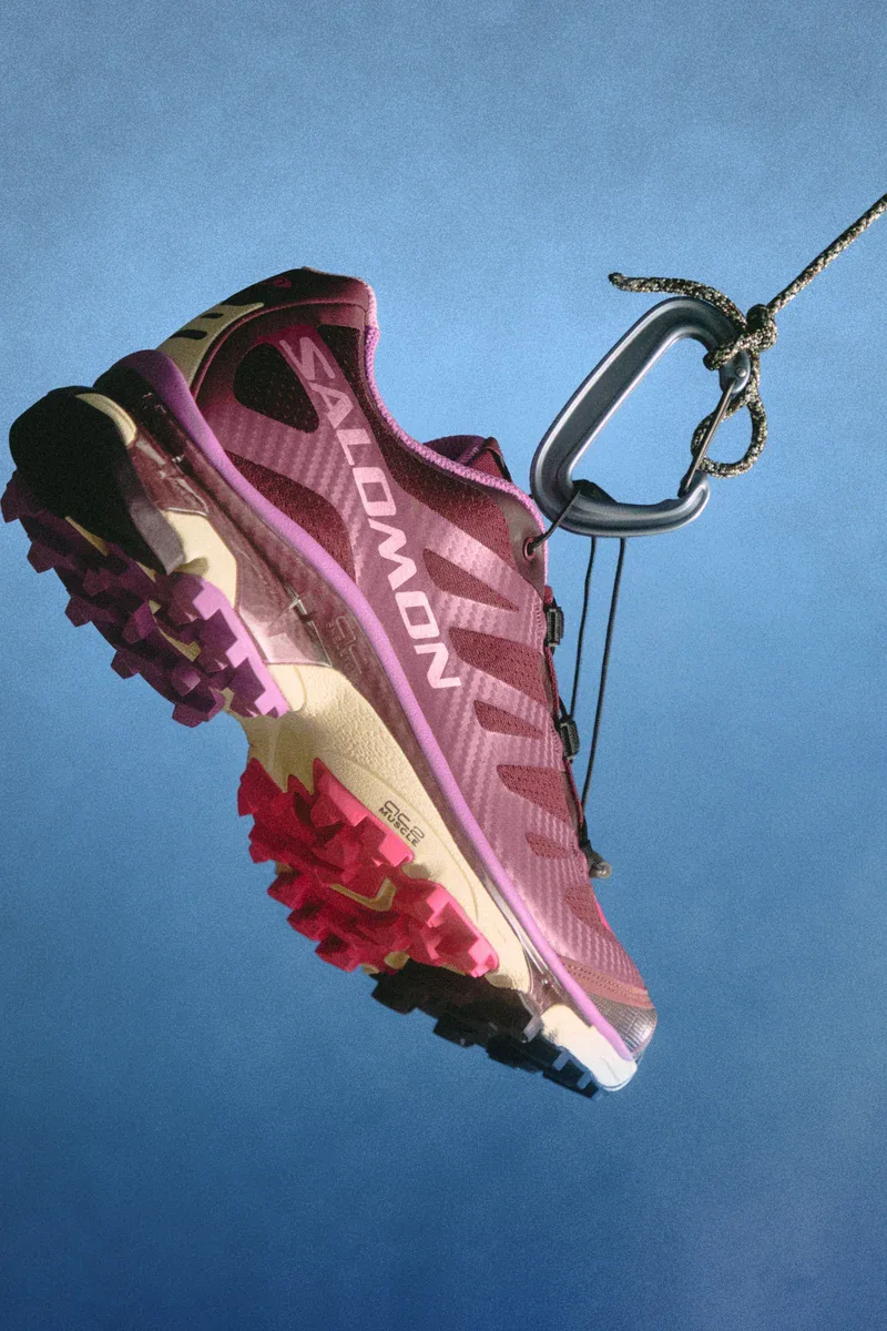 Kith x Salomon XT-4 OG Maroon Banner Nocturne Knockout Pink - vista laterale sospesa"