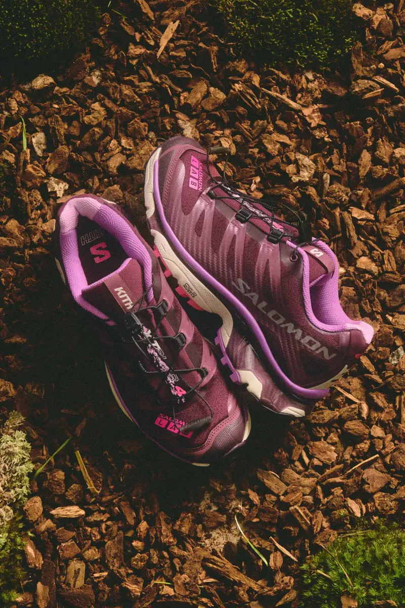 Kith x Salomon XT-4 OG Maroon Banner Nocturne Knockout Pink - paio tre quarti"