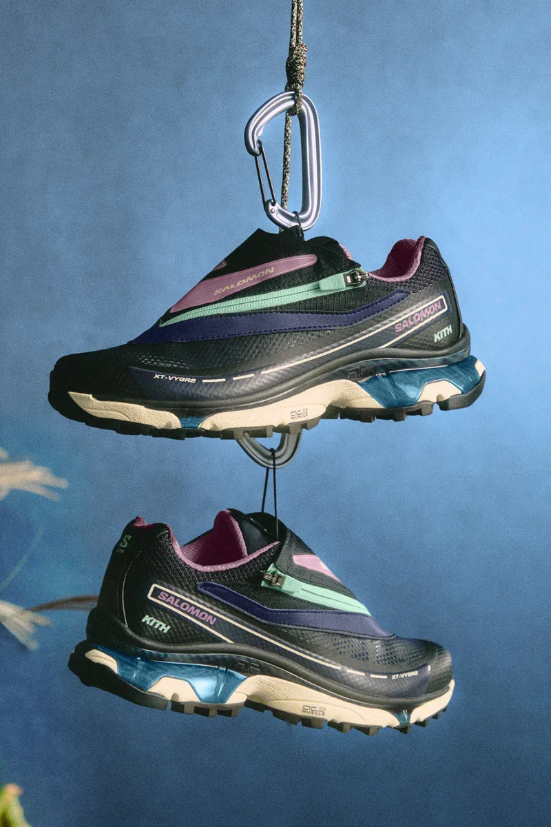 Kith x Salomon XT-VYGR2 Dark Navy Dusty Orchid Transparent - paio sospeso vista laterale esterna e interna"