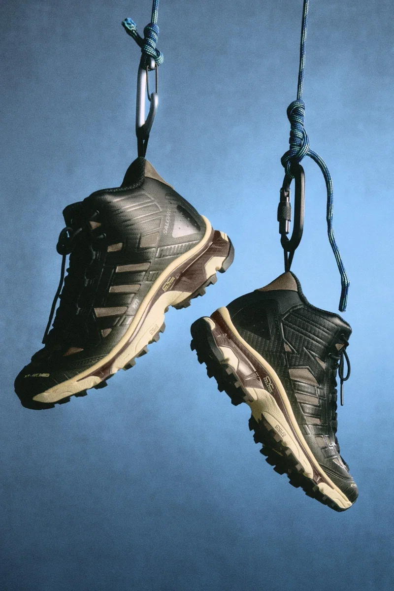 Kith x Salomon XT-4K Mid Black Green Gaze Olive Night - paio sospeso vista laterale"