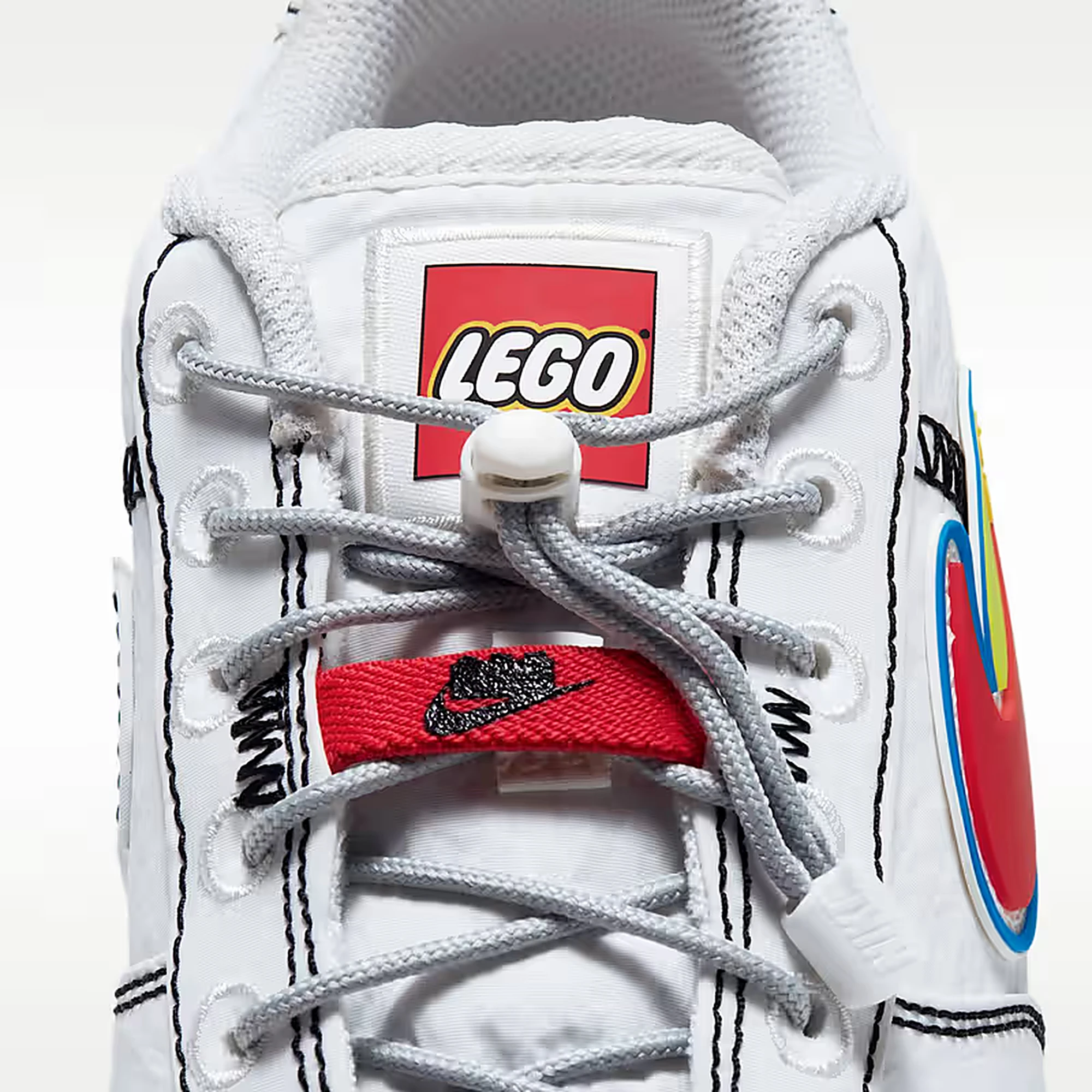 LEGO x Nike Air Force 1 Low Outer Space IU2551-100 - dettaglio etichetta LEGO sulla linguetta"