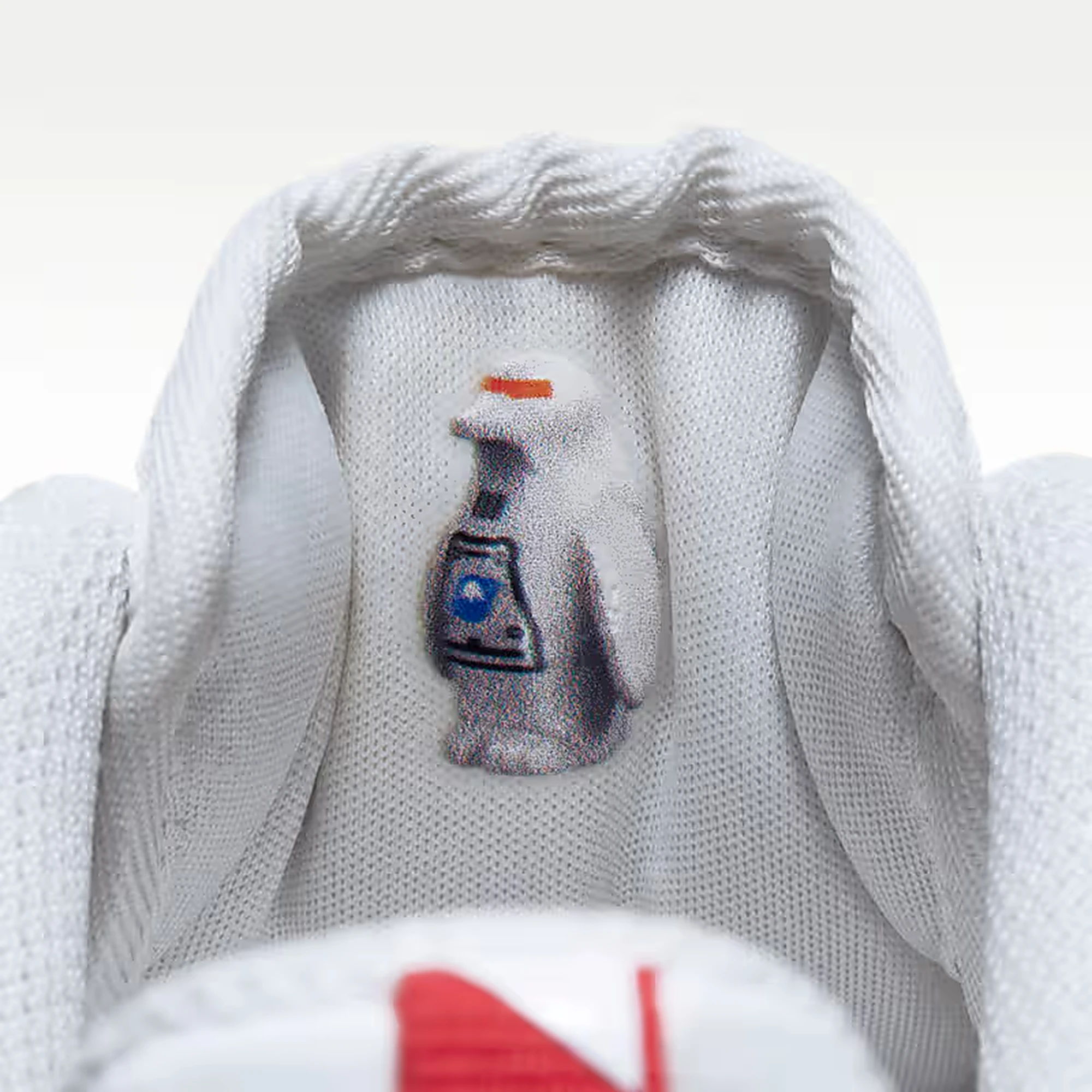 LEGO x Nike Air Force 1 Low Outer Space IU2551-100 - dettaglio personaggio LEGO dietro la linguetta"