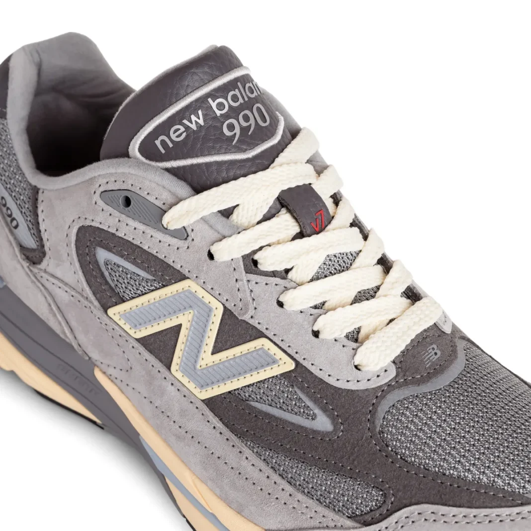 New Balance 990v7 Made in USA Kool Grey U990GR7 - dettaglio logo N e lacci"