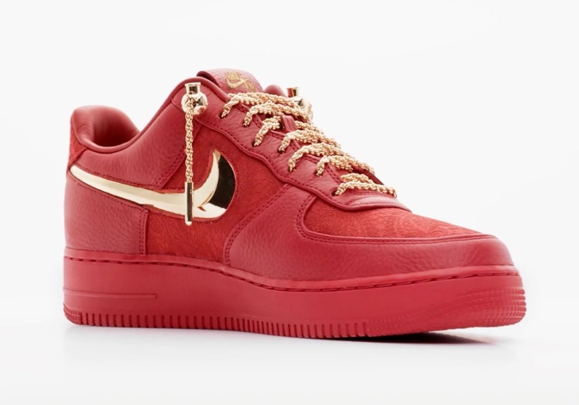 Victor Solomon x Nike Air Force 1 Low Gym Red IR2076-600 - vista tre quarti anteriore"
