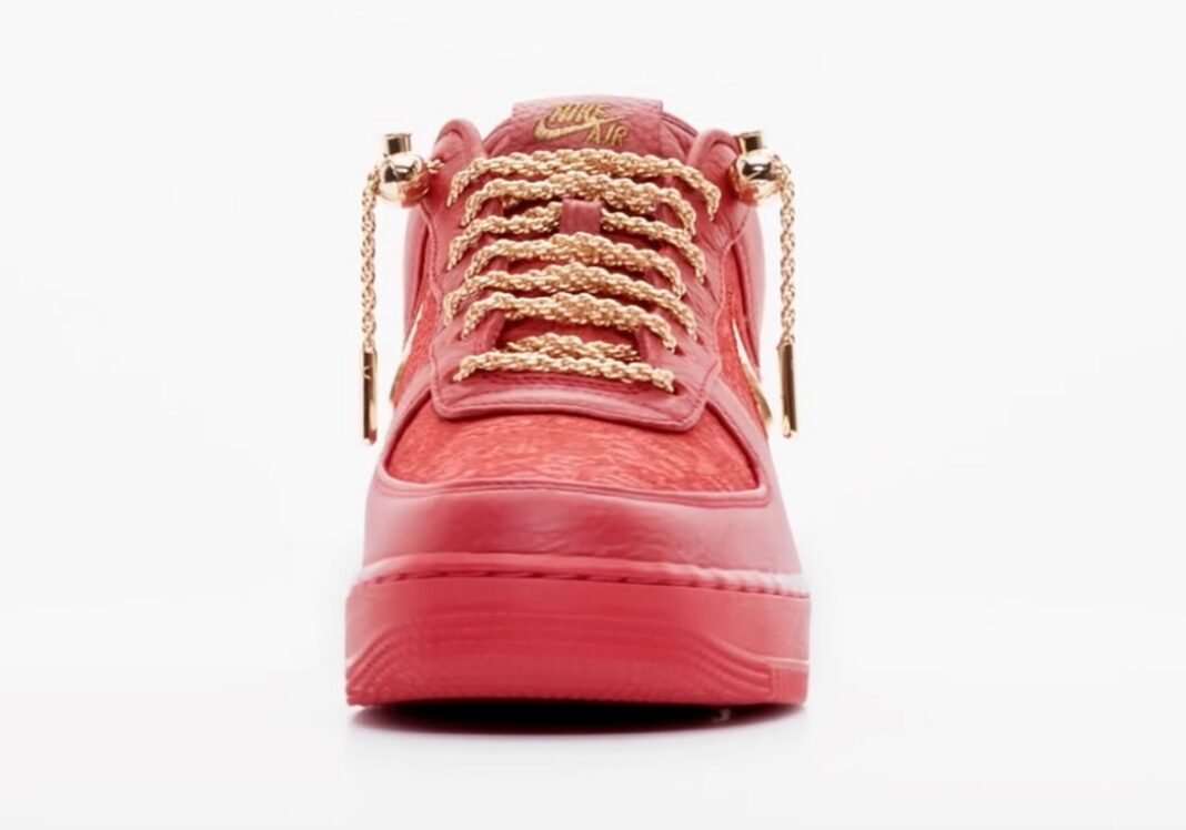 Victor Solomon x Nike Air Force 1 Low Gym Red IR2076-600 - vista frontale lacci dorati"